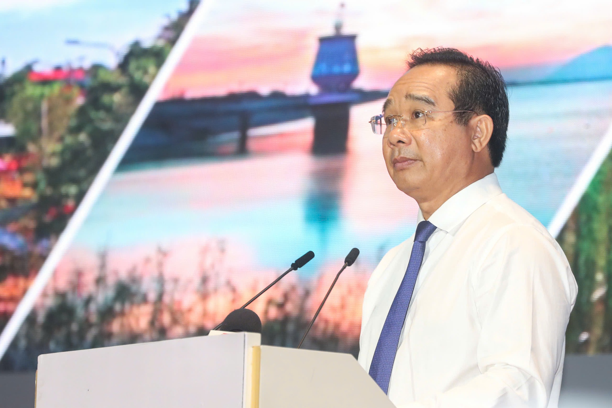 Thủ tướng Phạm Minh Chính yêu cầu TP HCM phát huy tinh thần “5 đi đầu”- Ảnh 4. Thủ tướng Phạm Minh Chính yêu cầu TP HCM phát huy tinh thần “5 đi đầu”- Ảnh 4.