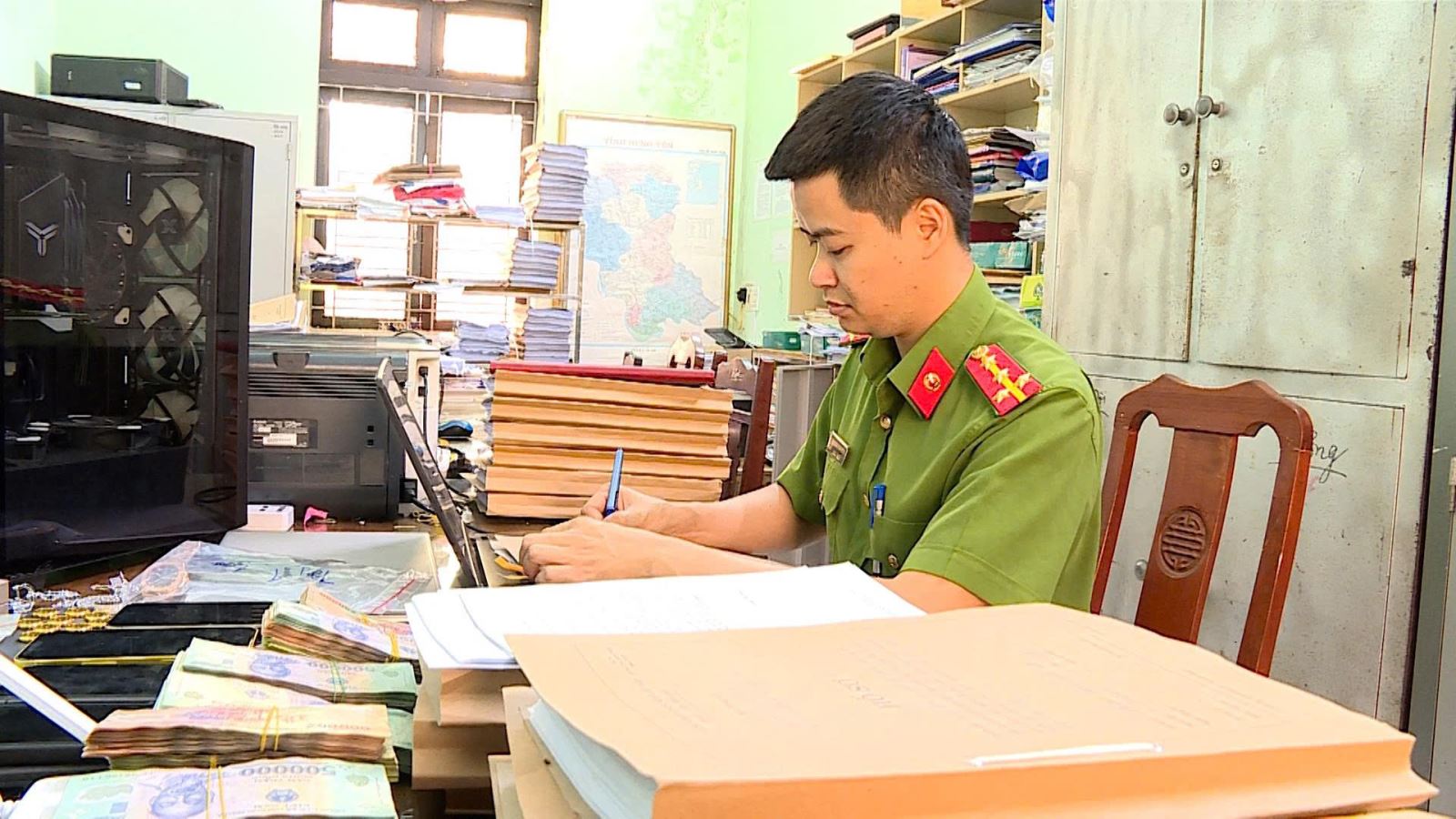 Bóc trần đường dây lừa đảo 2.600 tỷ đồng, bắt 'ông trùm' Nguyễn Duy Thoại, thu giữ 2.000 trang tài liệu- Ảnh 4. Bóc trần đường dây lừa đảo 2.600 tỷ đồng, bắt 'ông trùm' Nguyễn Duy Thoại, thu giữ 2.000 trang tài liệu- Ảnh 4.