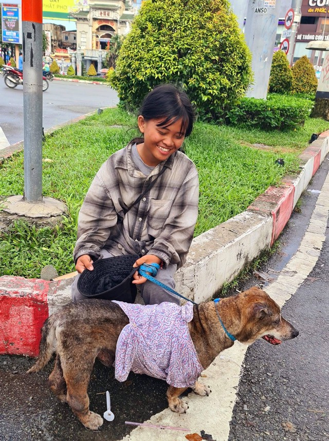 Câu chuyện sau bức ảnh cô bé ăn xin ôm chú chó già ở ngã tư Hàng Xanh- Ảnh 1. Câu chuyện sau bức ảnh cô bé ăn xin ôm chú chó già ở ngã tư Hàng Xanh- Ảnh 1.