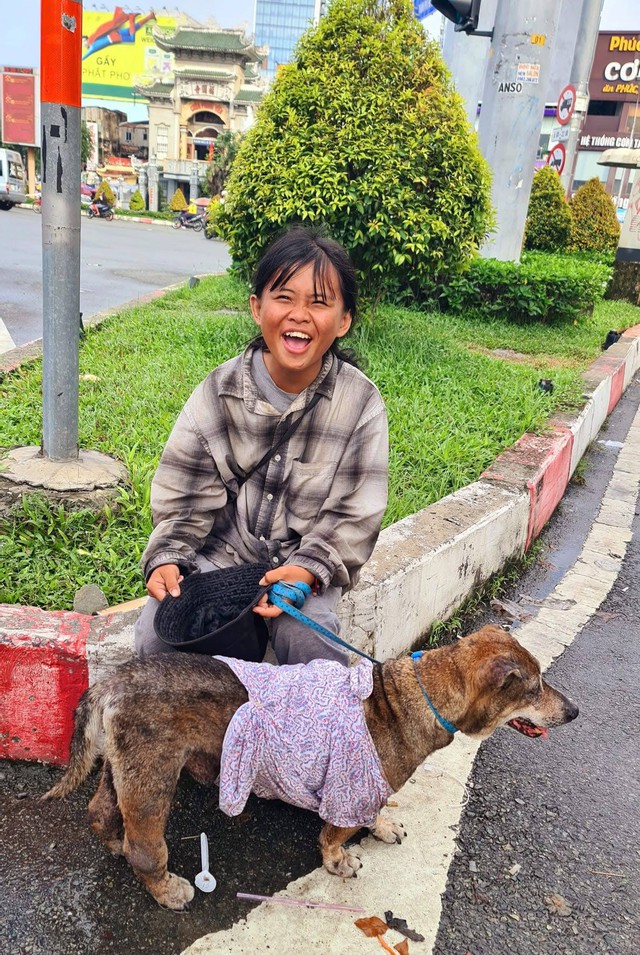 Câu chuyện sau bức ảnh cô bé ăn xin ôm chú chó già ở ngã tư Hàng Xanh- Ảnh 2. Câu chuyện sau bức ảnh cô bé ăn xin ôm chú chó già ở ngã tư Hàng Xanh- Ảnh 2.