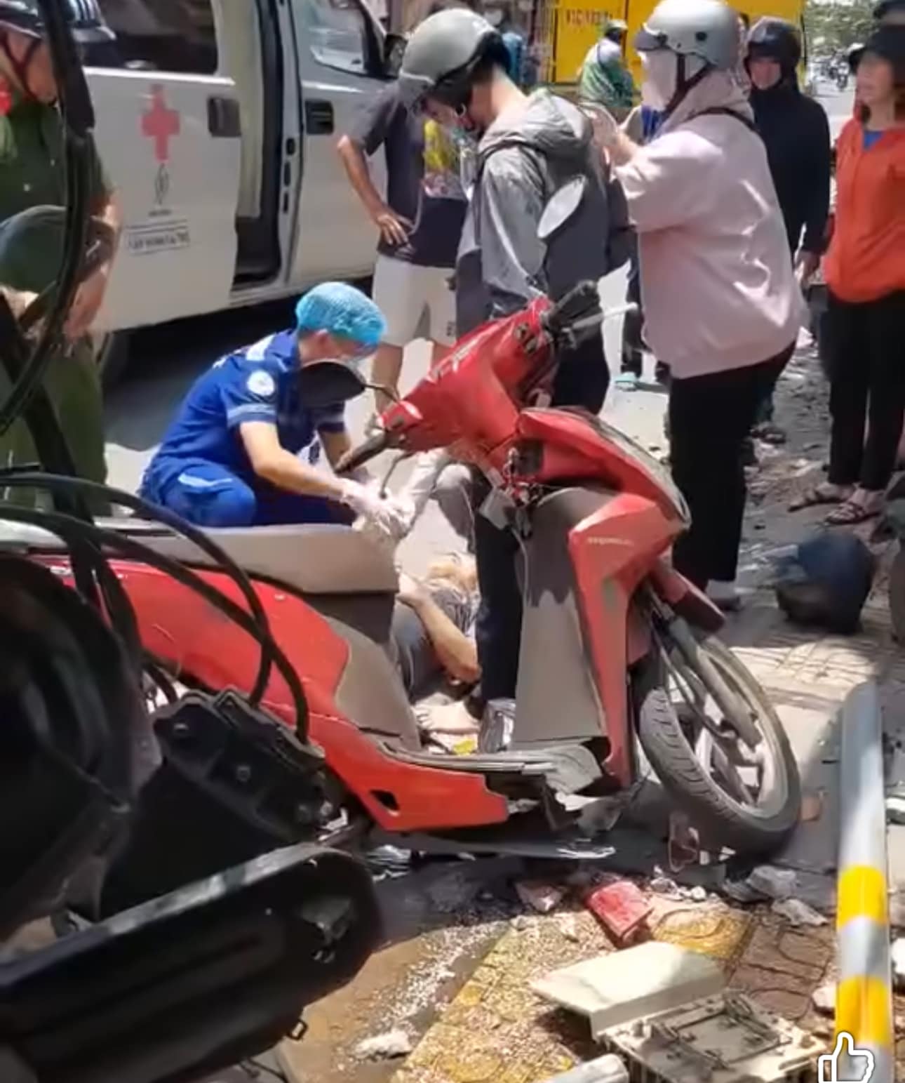 Ô tô bán tải lao lên vỉa hè, đâm người đàn ông chạy xe máy: Tài xế có dấu hiệu bất thường- Ảnh 4. Ô tô bán tải lao lên vỉa hè, đâm người đàn ông chạy xe máy: Tài xế có dấu hiệu bất thường- Ảnh 4.