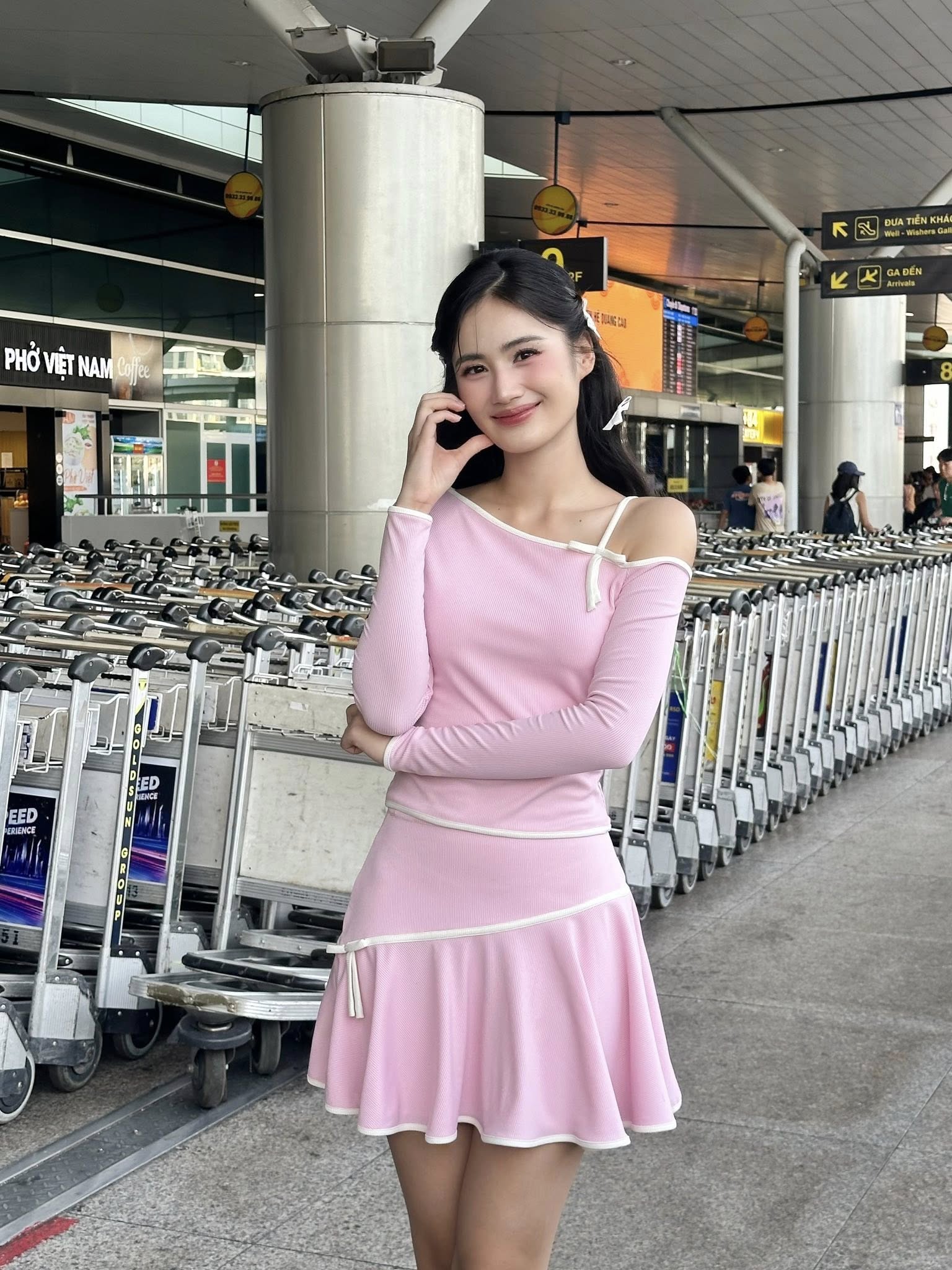 Bạn trai Ý Nhi tiếp tục vắng mặt trong ngày nàng Hậu tạm rời showbiz- Ảnh 3. Bạn trai Ý Nhi tiếp tục vắng mặt trong ngày nàng Hậu tạm rời showbiz- Ảnh 3.