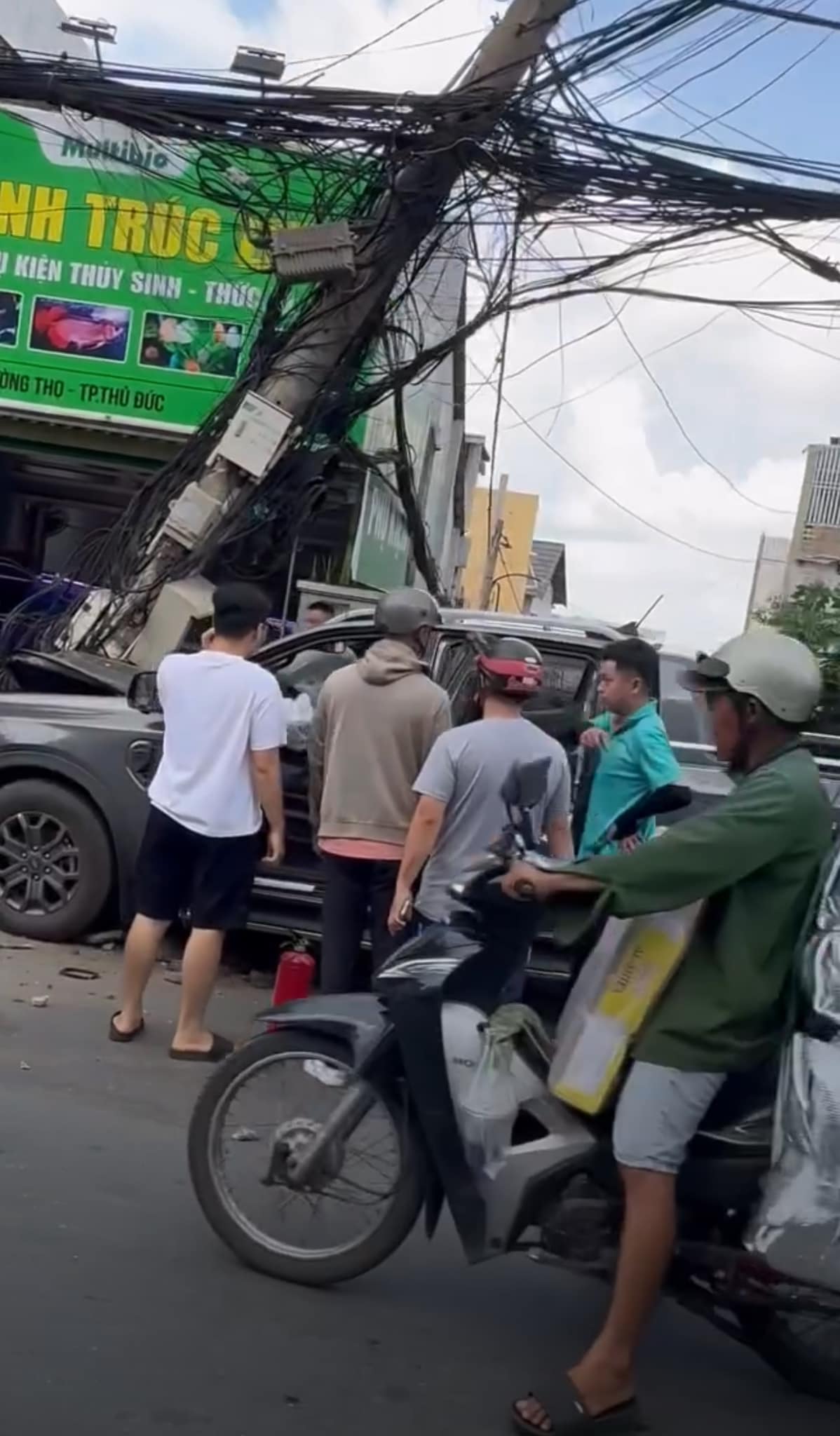 Ô tô bán tải lao lên vỉa hè, đâm người đàn ông chạy xe máy: Tài xế có dấu hiệu bất thường- Ảnh 3. Ô tô bán tải lao lên vỉa hè, đâm người đàn ông chạy xe máy: Tài xế có dấu hiệu bất thường- Ảnh 3.