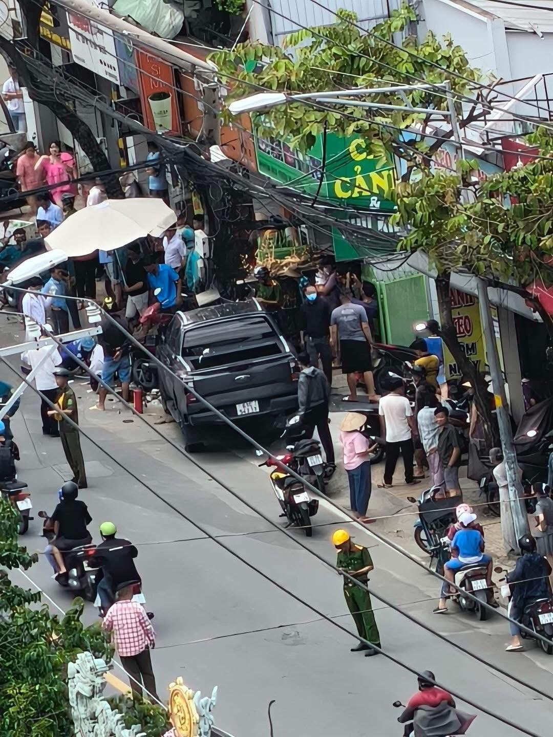 Ô tô bán tải lao lên vỉa hè, đâm người đàn ông chạy xe máy: Tài xế có dấu hiệu bất thường- Ảnh 2. Ô tô bán tải lao lên vỉa hè, đâm người đàn ông chạy xe máy: Tài xế có dấu hiệu bất thường- Ảnh 2.