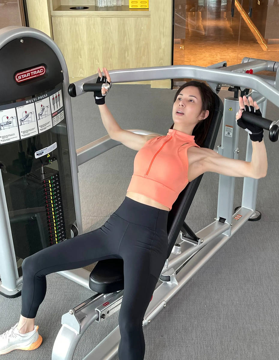 Lý Nhược Đồng khoe body cực phẩm tuổi 58: Vòng eo số 11, cánh tay săn chắc và thần thái không tuổi- Ảnh 5.