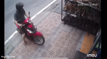 Ô tô bán tải lao lên vỉa hè, đâm người đàn ông chạy xe máy: Tài xế có dấu hiệu bất thường- Ảnh 1. Ô tô bán tải lao lên vỉa hè, đâm người đàn ông chạy xe máy: Tài xế có dấu hiệu bất thường- Ảnh 1.