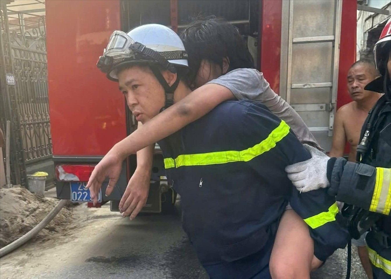 Giải cứu 3 người mắc kẹt trong ngôi nhà đang cháy ở Hà Nội- Ảnh 1. Giải cứu 3 người mắc kẹt trong ngôi nhà đang cháy ở Hà Nội- Ảnh 1.