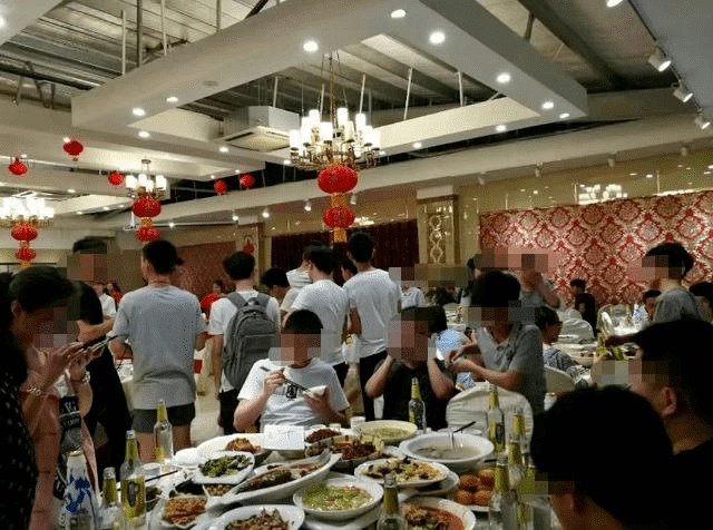 Con đỗ ĐH, cha mẹ bày 30 mâm cỗ nhưng chỉ thu về 8 triệu tiền mừng: Lên mạng than vãn còn bị mắng "đáng đời"- Ảnh 2. Con đỗ ĐH, cha mẹ bày 30 mâm cỗ nhưng chỉ thu về 8 triệu tiền mừng: Lên mạng than vãn còn bị mắng "đáng đời"- Ảnh 2.