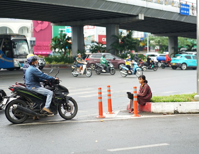 Câu chuyện sau bức ảnh cô bé ăn xin ôm chú chó già ở ngã tư Hàng Xanh- Ảnh 6. Câu chuyện sau bức ảnh cô bé ăn xin ôm chú chó già ở ngã tư Hàng Xanh- Ảnh 6.