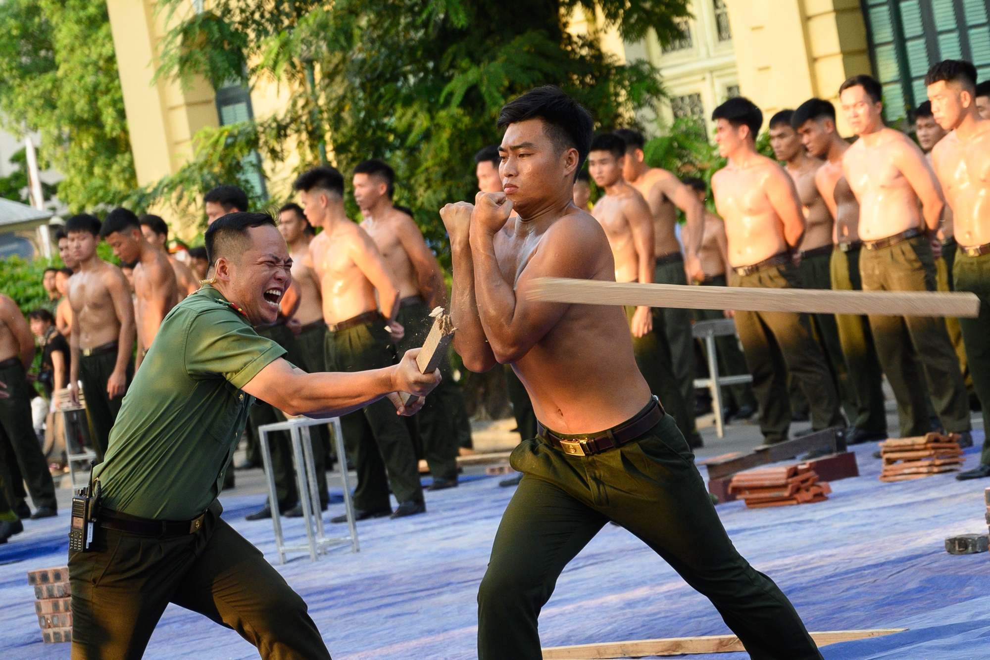 Ngắm "chị đẹp" cảnh vệ ngầu nhất đội hình Công an trình diễn chống khủng bố tại Hồ Gươm- Ảnh 9. Ngắm "chị đẹp" cảnh vệ ngầu nhất đội hình Công an trình diễn chống khủng bố tại Hồ Gươm- Ảnh 9.