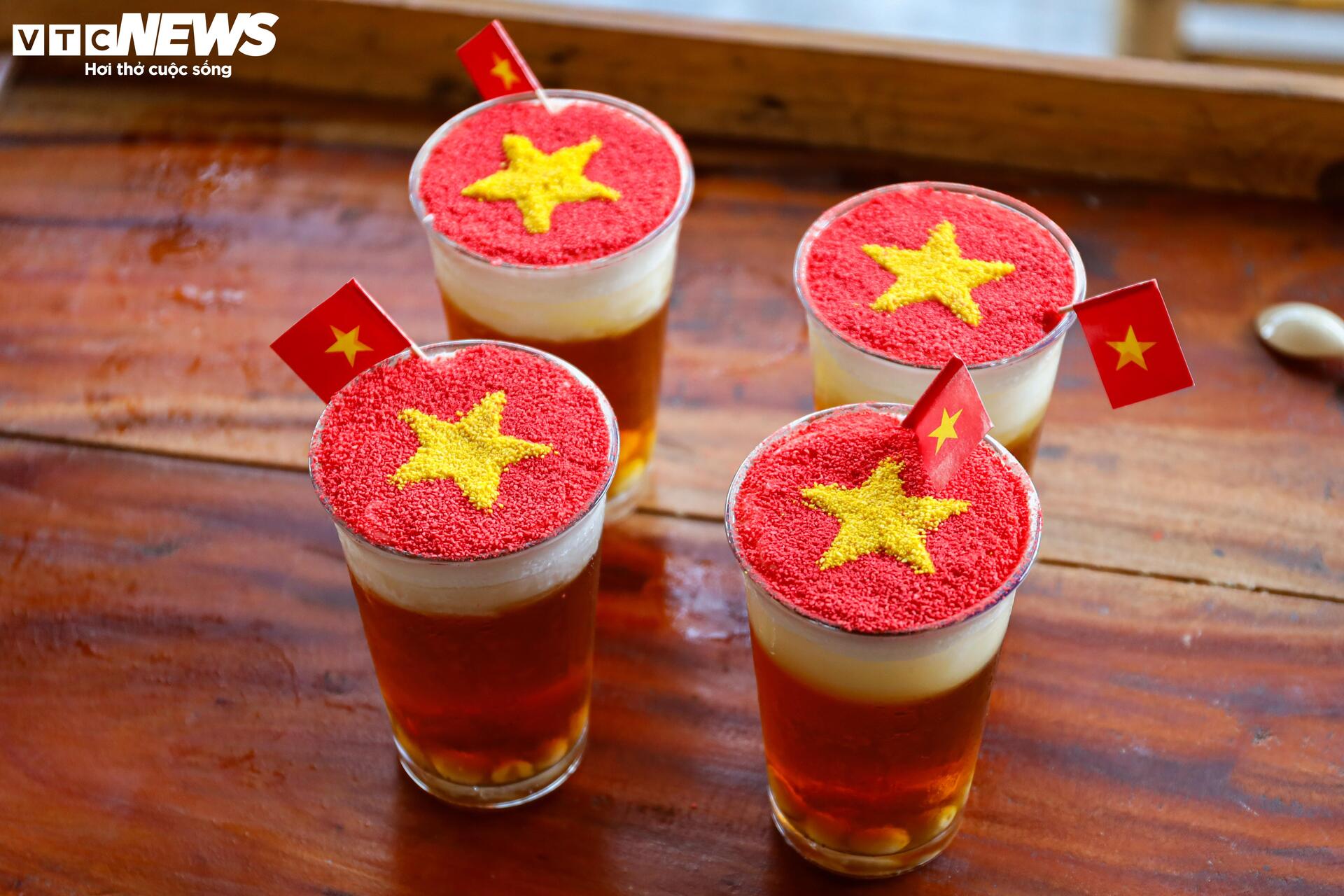 Quán cà phê Hà Nội rực sắc cờ đỏ sao vàng chào mừng 80 năm Quốc khánh 2/9- Ảnh 16. Quán cà phê Hà Nội rực sắc cờ đỏ sao vàng chào mừng 80 năm Quốc khánh 2/9- Ảnh 16.