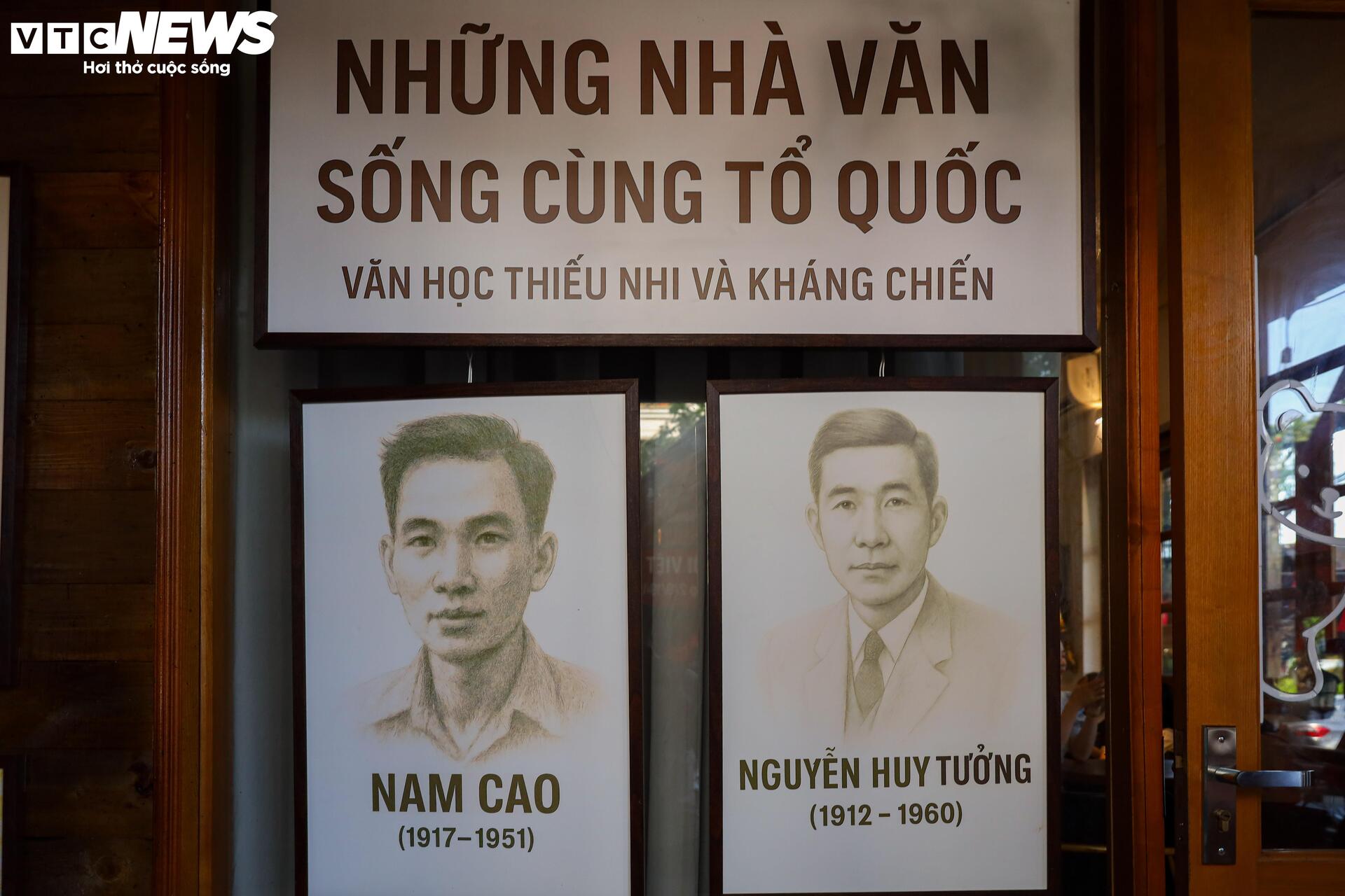 Quán cà phê Hà Nội rực sắc cờ đỏ sao vàng chào mừng 80 năm Quốc khánh 2/9- Ảnh 13. Quán cà phê Hà Nội rực sắc cờ đỏ sao vàng chào mừng 80 năm Quốc khánh 2/9- Ảnh 13.