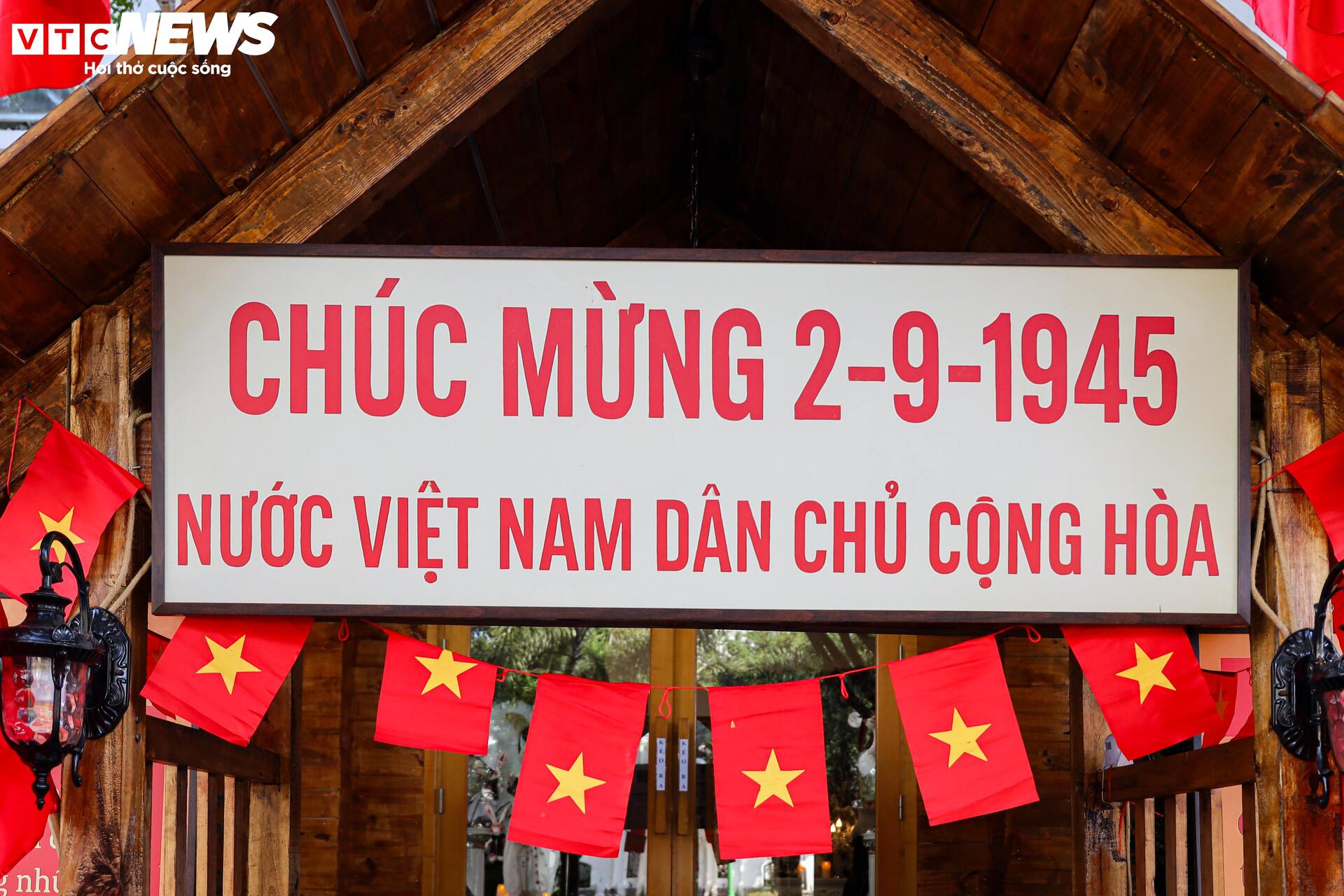 Quán cà phê Hà Nội rực sắc cờ đỏ sao vàng chào mừng 80 năm Quốc khánh 2/9- Ảnh 10. Quán cà phê Hà Nội rực sắc cờ đỏ sao vàng chào mừng 80 năm Quốc khánh 2/9- Ảnh 10.