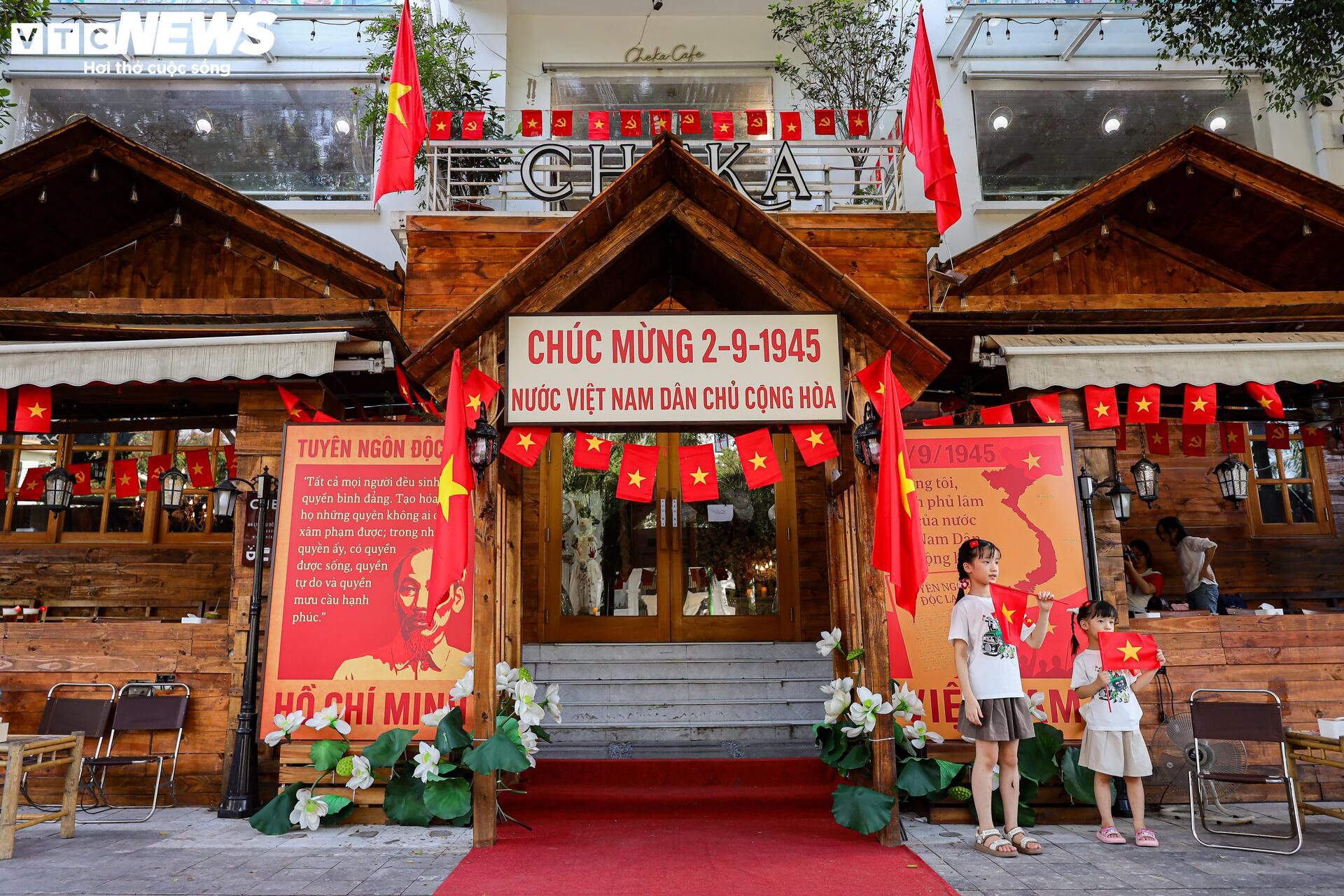 Quán cà phê Hà Nội rực sắc cờ đỏ sao vàng chào mừng 80 năm Quốc khánh 2/9- Ảnh 2. Quán cà phê Hà Nội rực sắc cờ đỏ sao vàng chào mừng 80 năm Quốc khánh 2/9- Ảnh 2.