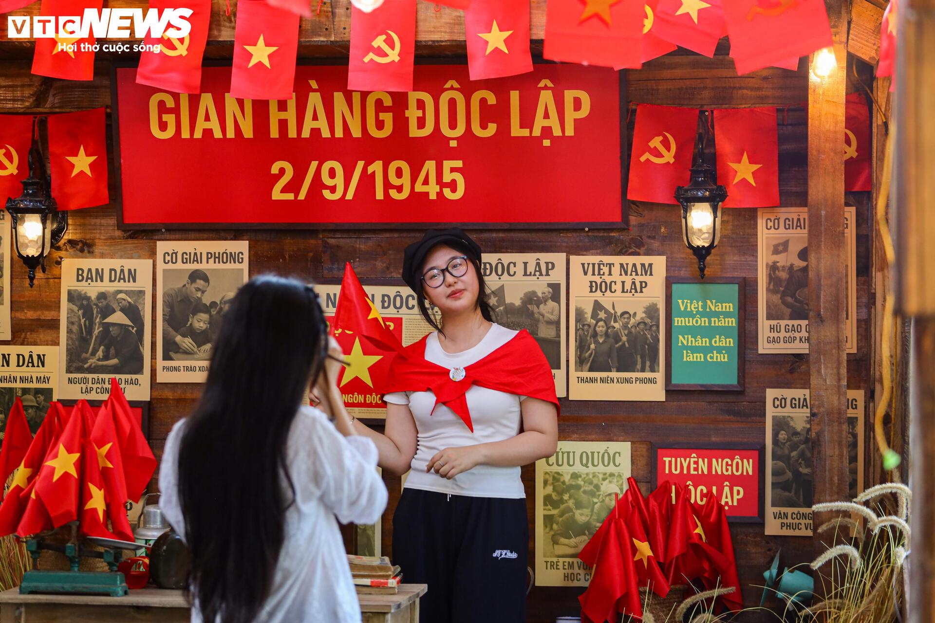Quán cà phê Hà Nội rực sắc cờ đỏ sao vàng chào mừng 80 năm Quốc khánh 2/9- Ảnh 21. Quán cà phê Hà Nội rực sắc cờ đỏ sao vàng chào mừng 80 năm Quốc khánh 2/9- Ảnh 21.