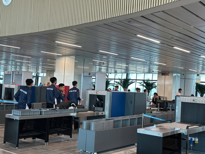 Ôm con vài tháng tuổi vẫn phải tháo thắt lưng, cởi giày để kiểm tra an ninh ở sân bay- Ảnh 1. Ôm con vài tháng tuổi vẫn phải tháo thắt lưng, cởi giày để kiểm tra an ninh ở sân bay- Ảnh 1.