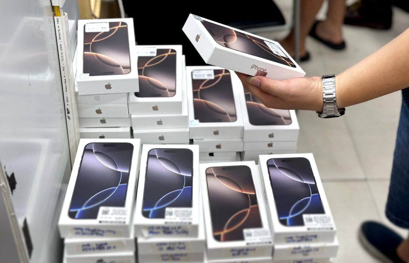 Apple bán được 3 tỷ chiếc iPhone sau 18 năm: Vị thế 'vua điện thoại' không dễ bị soán bỏ!- Ảnh 2. Apple bán được 3 tỷ chiếc iPhone sau 18 năm: Vị thế 'vua điện thoại' không dễ bị soán bỏ!- Ảnh 2.