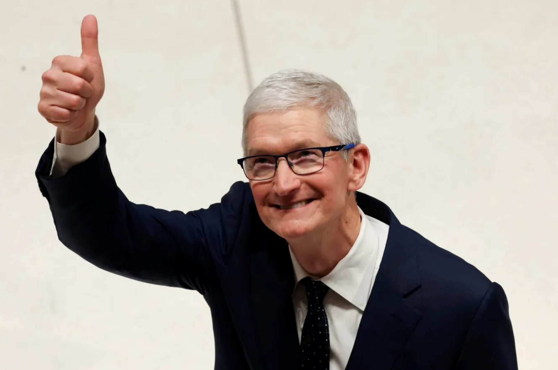Apple bán được 3 tỷ chiếc iPhone sau 18 năm: Vị thế 'vua điện thoại' không dễ bị soán bỏ!- Ảnh 1. Apple bán được 3 tỷ chiếc iPhone sau 18 năm: Vị thế 'vua điện thoại' không dễ bị soán bỏ!- Ảnh 1.