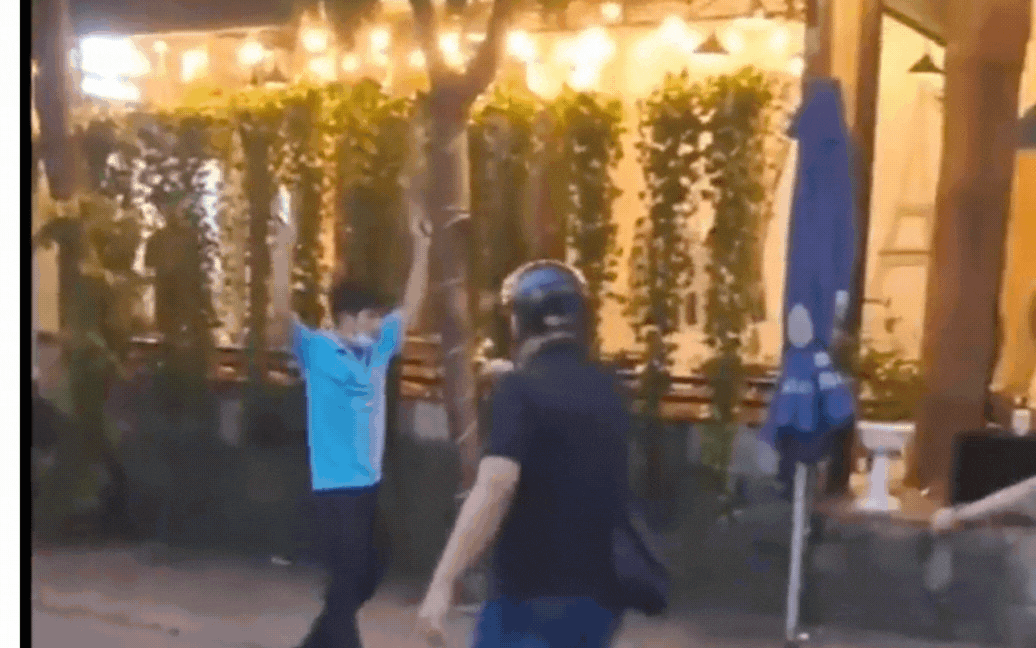 Cảnh sát khống chế tài xế xe công nghệ tông sập cổng nhà dân- Ảnh 1.