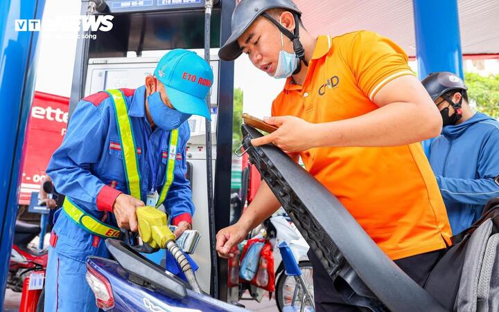 Gần 10.000 lít xăng E10 được tiêu thụ sau ngày đầu tiên bán ở Hà Nội, Hải Phòng- Ảnh 1. Gần 10.000 lít xăng E10 được tiêu thụ sau ngày đầu tiên bán ở Hà Nội, Hải Phòng- Ảnh 1.