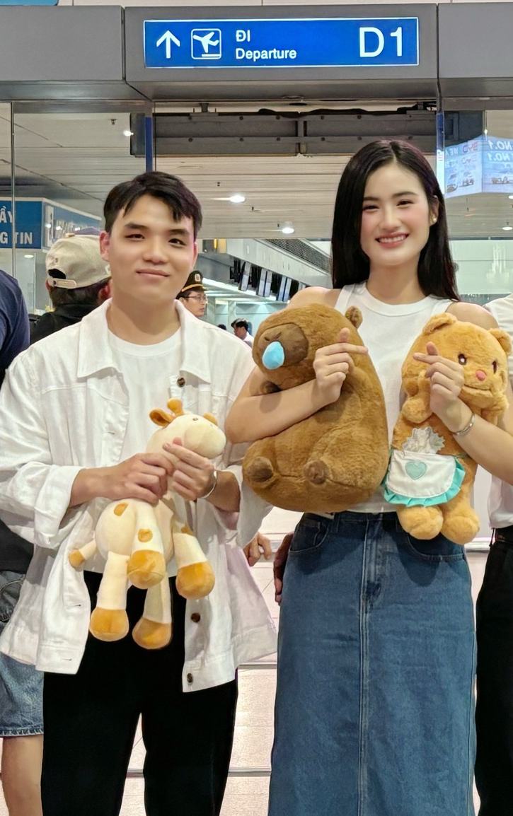 Bạn trai Ý Nhi tiếp tục vắng mặt trong ngày nàng Hậu tạm rời showbiz- Ảnh 4. Bạn trai Ý Nhi tiếp tục vắng mặt trong ngày nàng Hậu tạm rời showbiz- Ảnh 4.