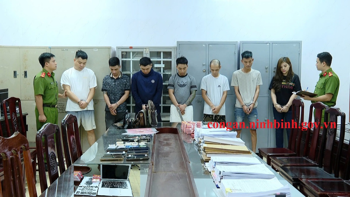 Khám xét khẩn cấp phát hiện 10.000 tờ rơi cho vay tiền, công an tiến hành phong tỏa hơn 500 triệu đồng trong tài khoản ngân hàng- Ảnh 1.