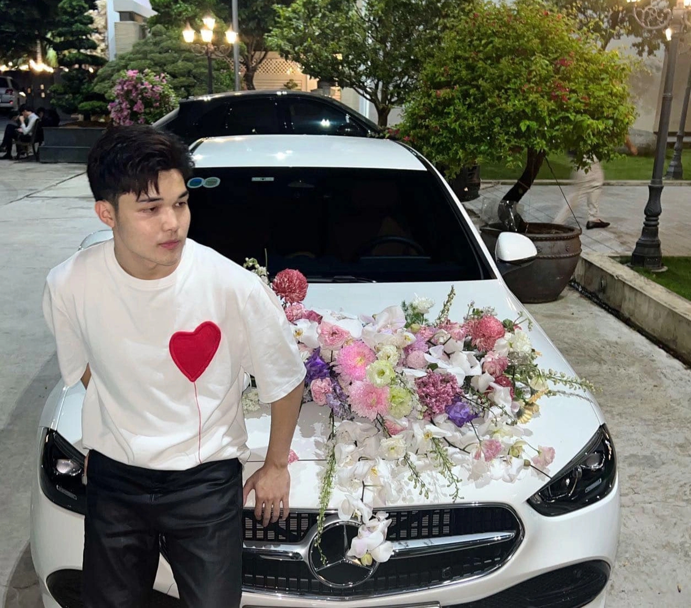 Em trai Hoà Minzy gây tranh cãi về video lên mạng 