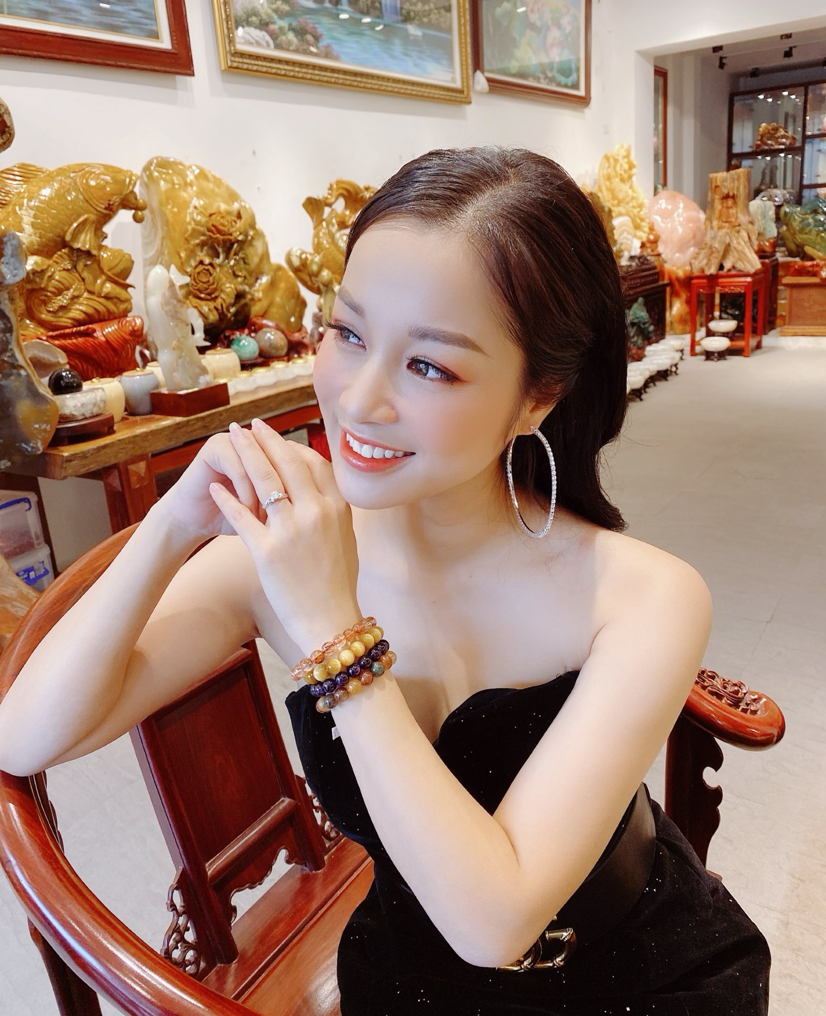 Nhan sắc tuổi 40 và cuộc sống sang chảnh của đại úy công an là mỹ nhân “Nhật ký Vàng Anh” đình đám- Ảnh 9.