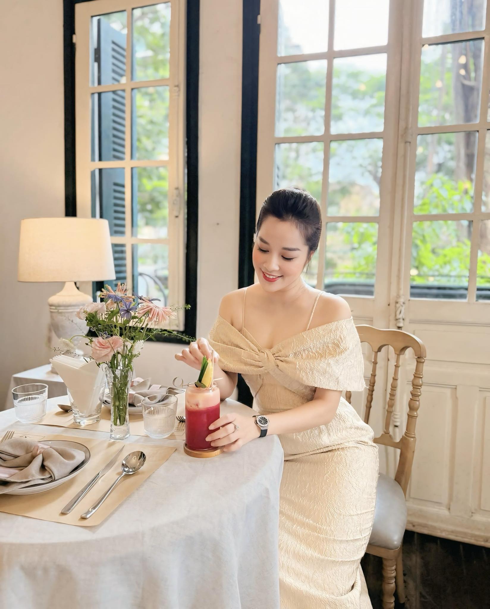 Nhan sắc tuổi 40 và cuộc sống sang chảnh của đại úy công an là mỹ nhân “Nhật ký Vàng Anh” đình đám- Ảnh 11.