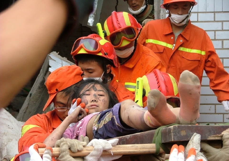 Chuyện tình “3 lần được cứu sống” của cô gái một chân và chàng lính cứu hoả điển trai- Ảnh 3.