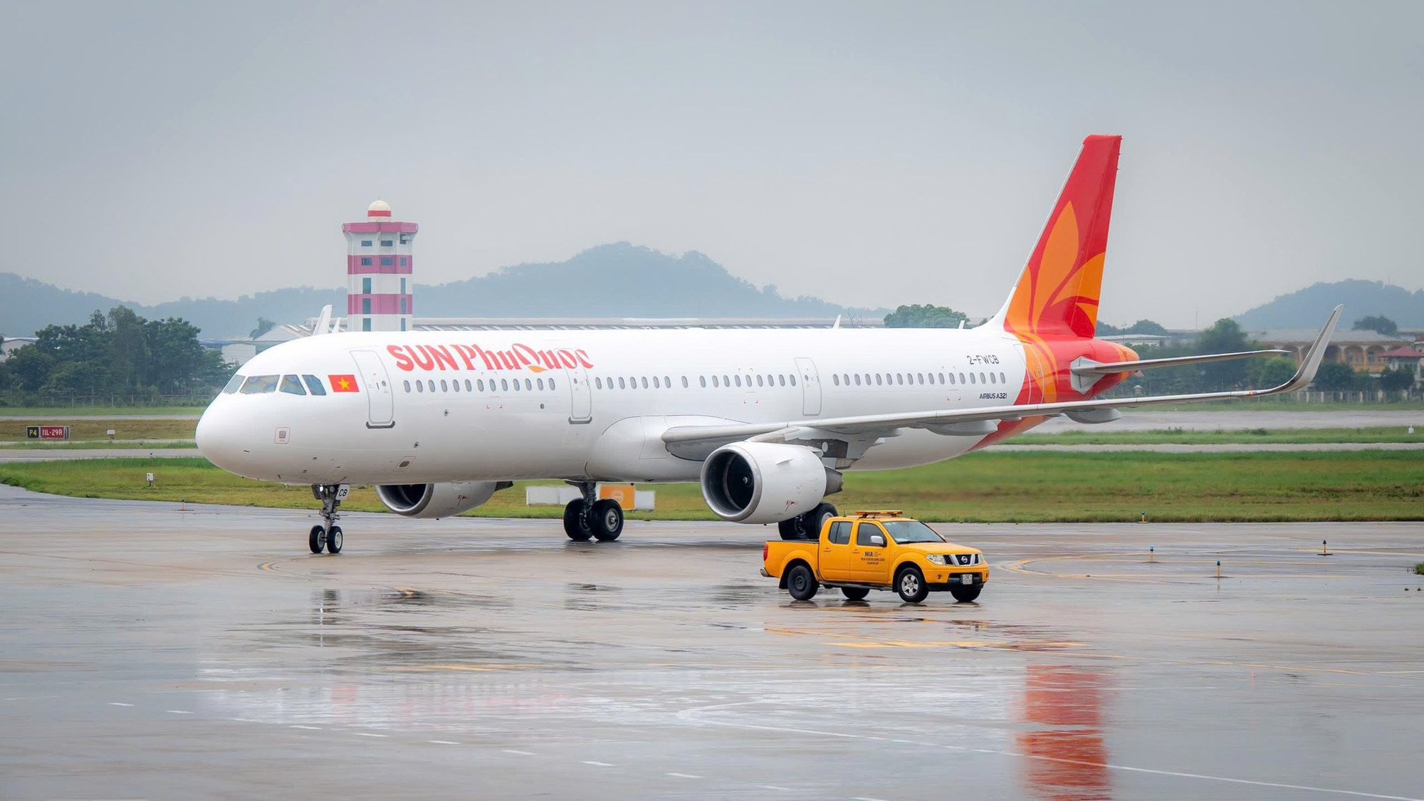 2 máy bay mới của Sun PhuQuoc Airways nối đuôi nhau hạ cánh xuống Nội Bài- Ảnh 4.