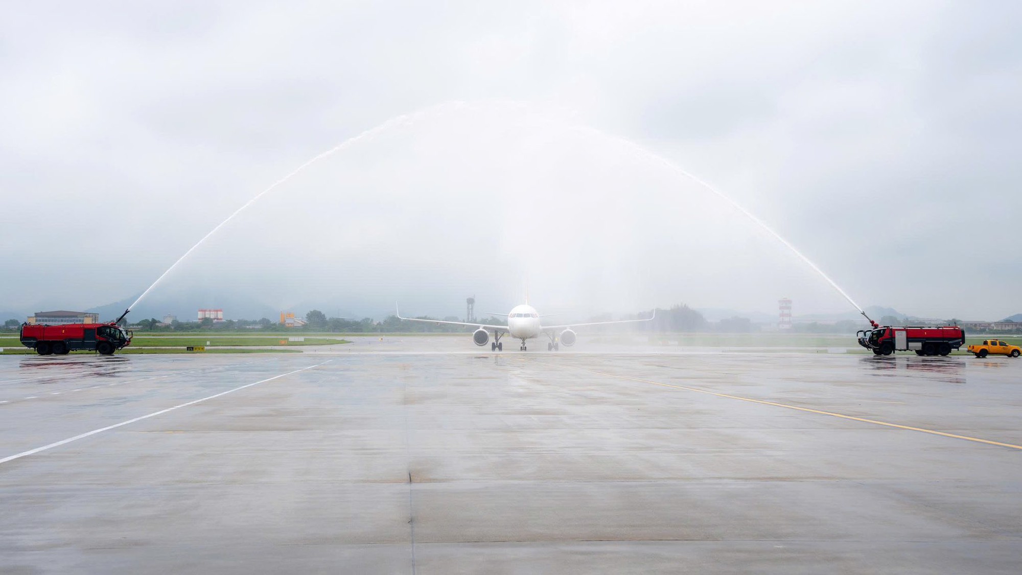2 máy bay mới của Sun PhuQuoc Airways nối đuôi nhau hạ cánh xuống Nội Bài- Ảnh 2.