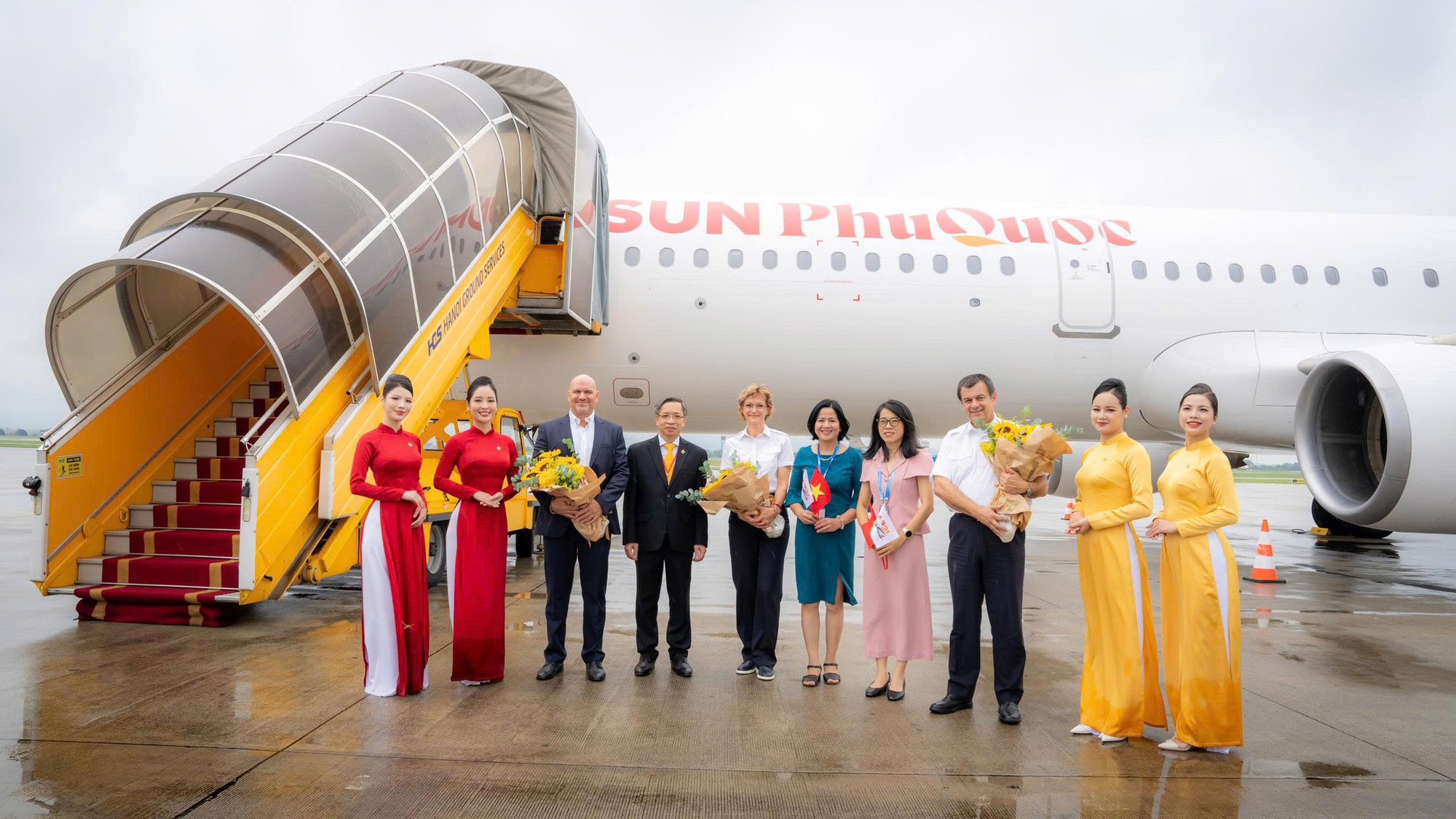 2 máy bay mới của Sun PhuQuoc Airways nối đuôi nhau hạ cánh xuống Nội Bài- Ảnh 6.