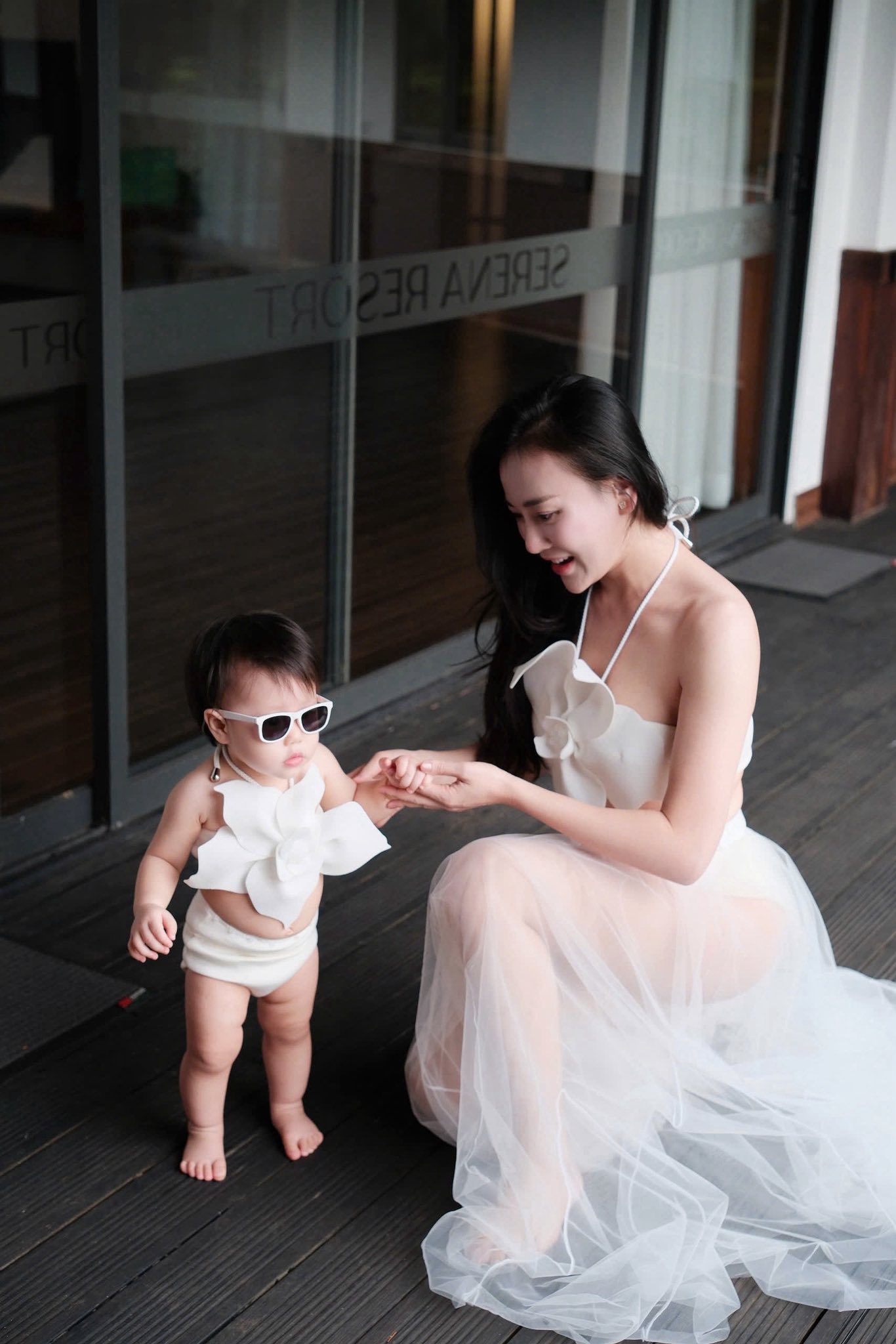 "Phu nhân hào môn" Phương Oanh tung bộ ảnh đồ đôi bên con gái, netizen tấm tắc khen: Con gái giống cha giàu ba họ- Ảnh 3.