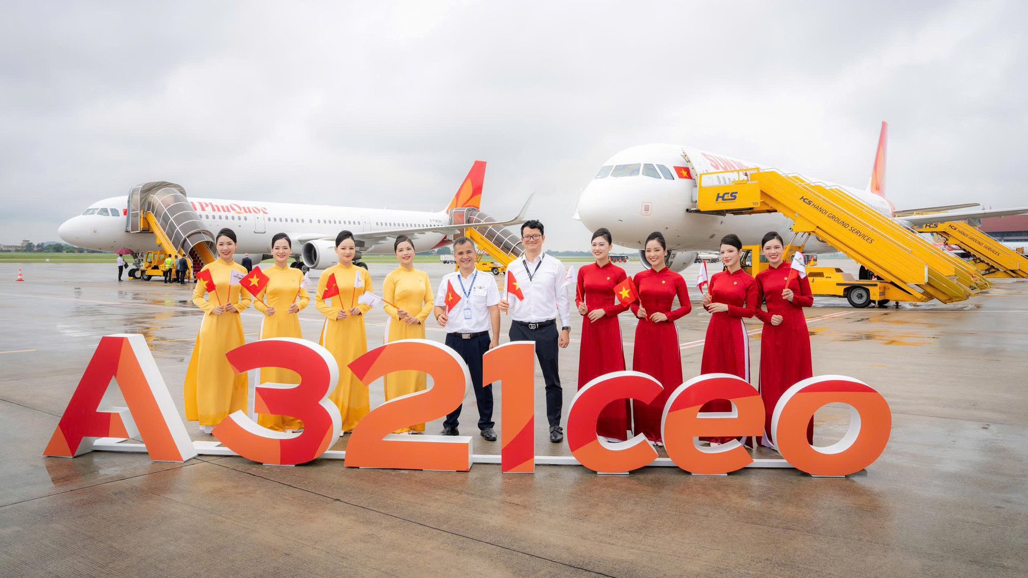 2 máy bay mới của Sun PhuQuoc Airways nối đuôi nhau hạ cánh xuống Nội Bài- Ảnh 7.