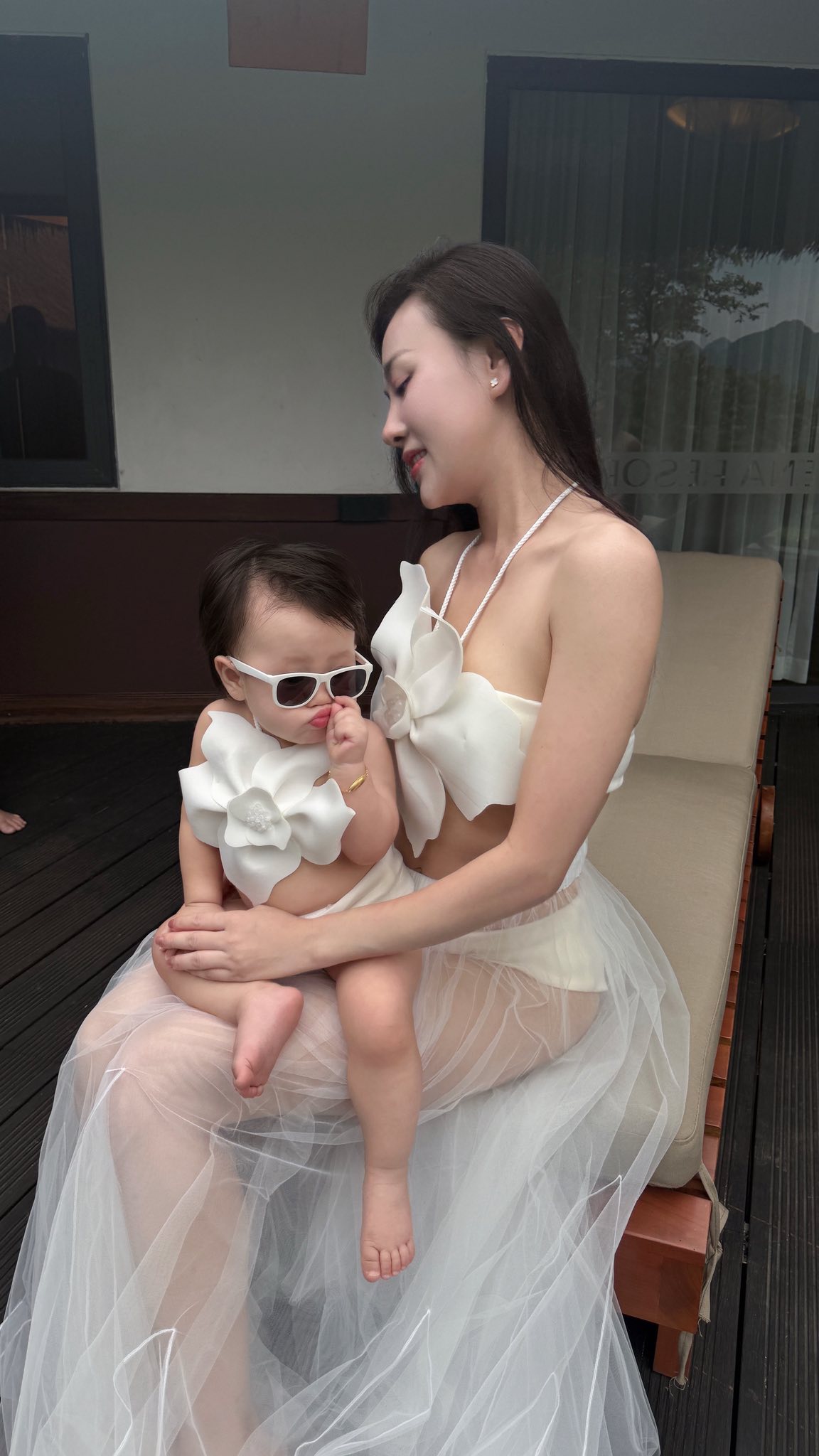 "Phu nhân hào môn" Phương Oanh tung bộ ảnh đồ đôi bên con gái, netizen tấm tắc khen: Con gái giống cha giàu ba họ- Ảnh 4.