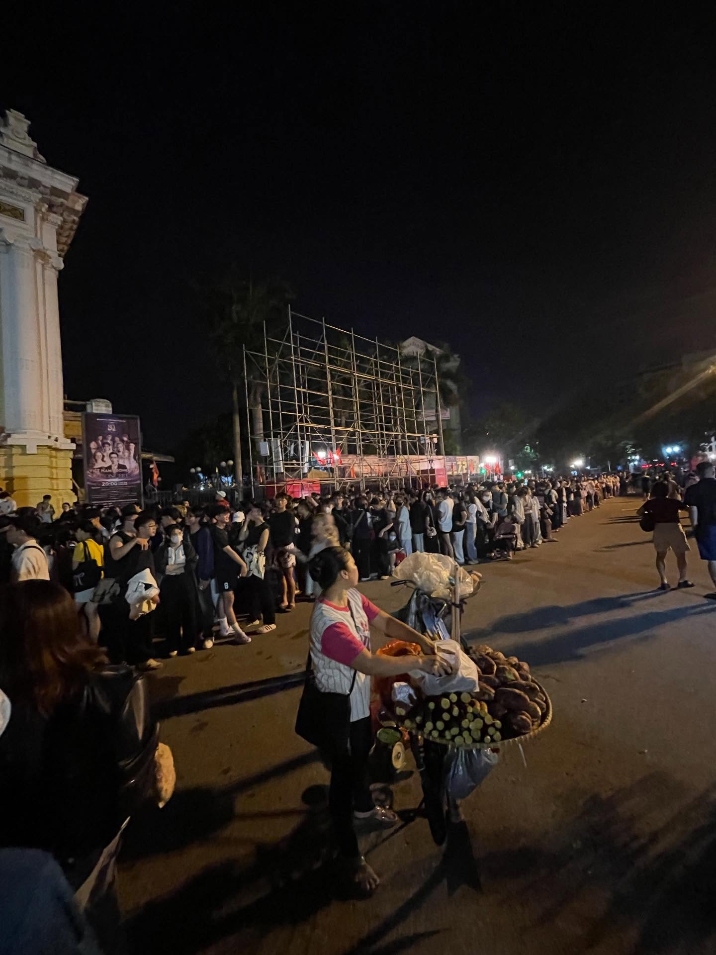 Hàng nghìn người xếp hàng suốt đêm "camp vé" concert quốc gia, đỉnh cao của văn hoá thần tượng quốc nội là đây!- Ảnh 3.