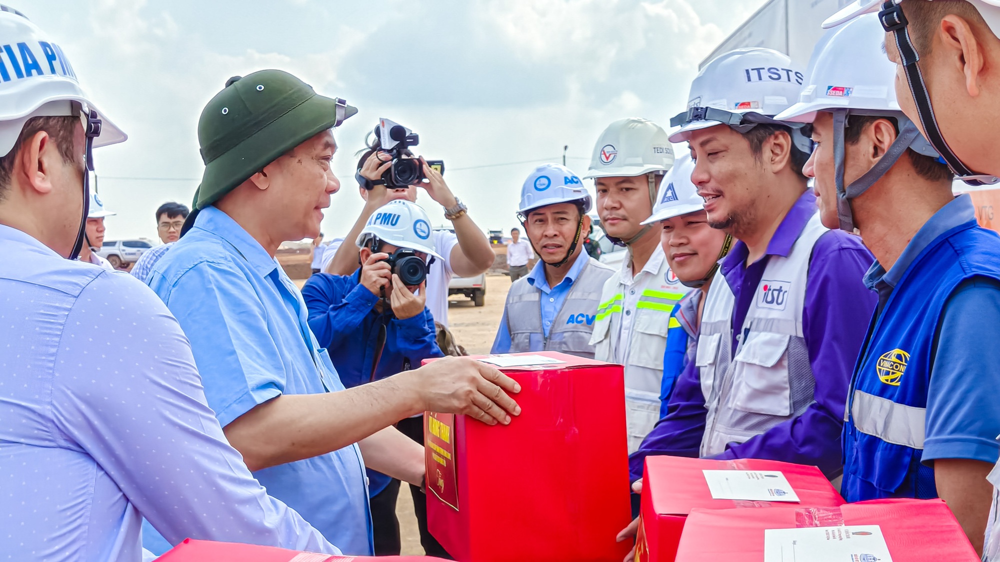 'Thần tốc' thi công, đường băng sân bay 16 tỷ USD về đích sớm, sẵn sàng đưa Việt Nam vào kỷ nguyên mới- Ảnh 2.