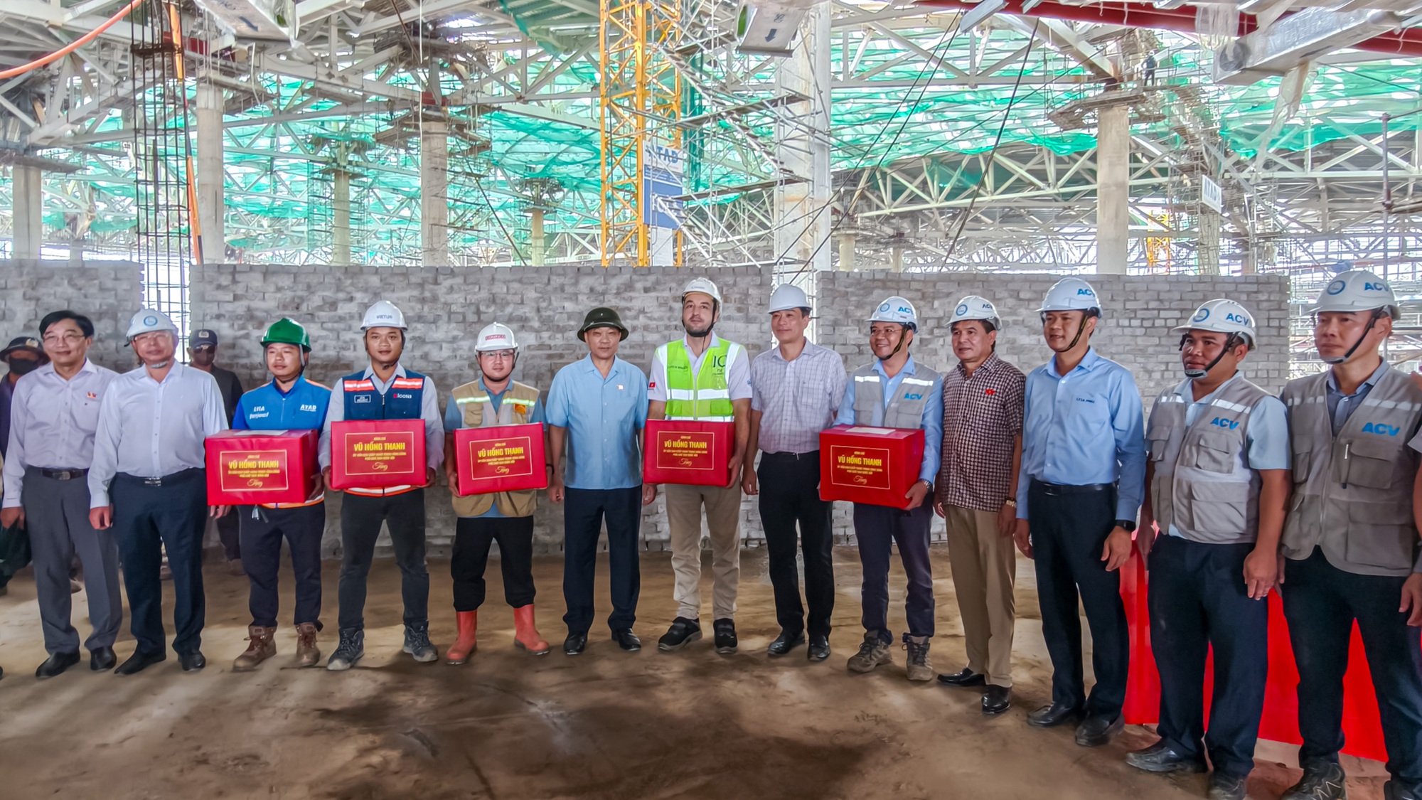 'Thần tốc' thi công, đường băng sân bay 16 tỷ USD về đích sớm, sẵn sàng đưa Việt Nam vào kỷ nguyên mới- Ảnh 1.