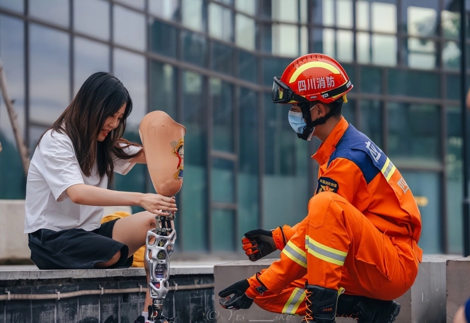 Chuyện tình “3 lần được cứu sống” của cô gái một chân và chàng lính cứu hoả điển trai- Ảnh 1.