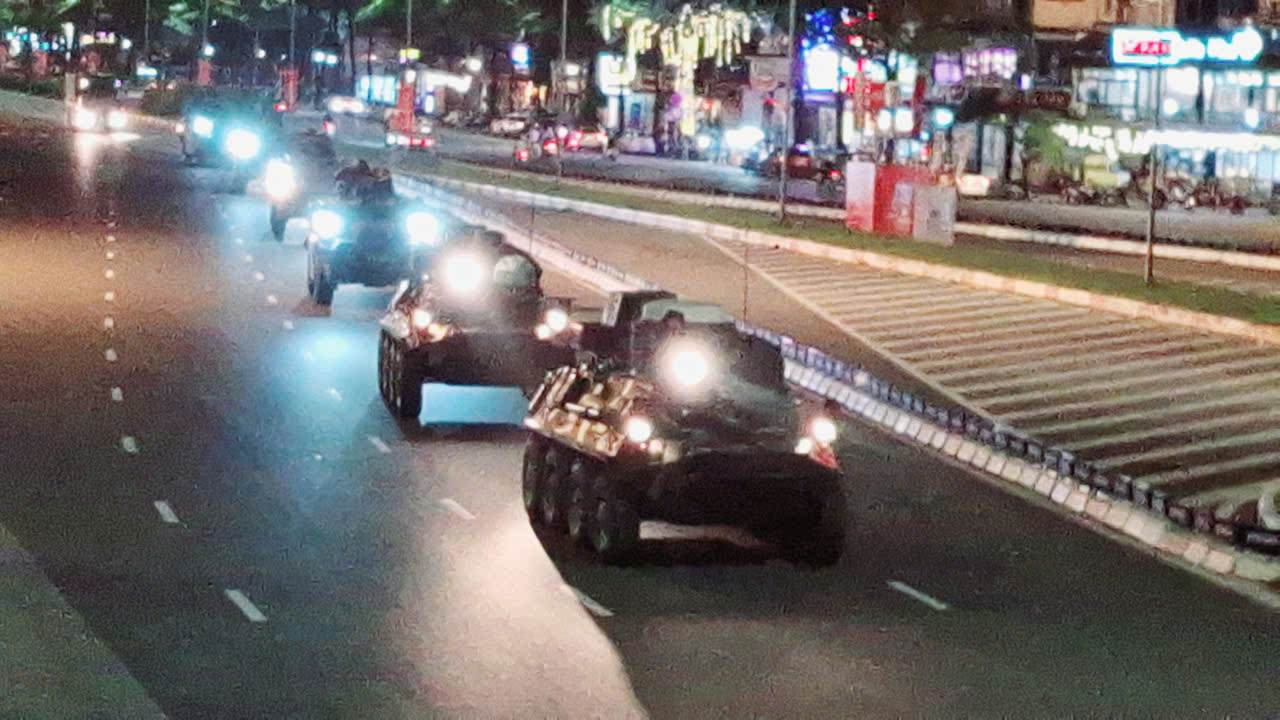 VIDEO: Xe pháo quân sự cơ động về trung tâm Hà Nội làm nhiệm vụ A80- Ảnh 3.