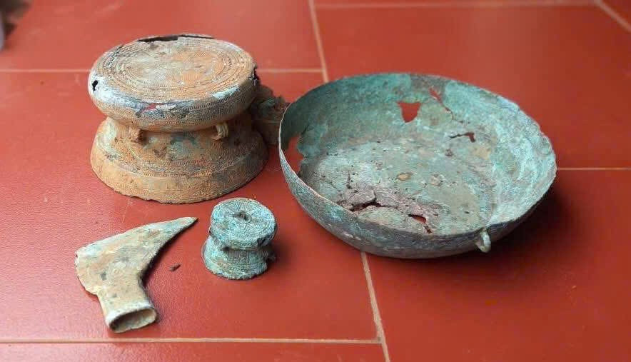 Một gia đình nông dân ở Phú Thọ đào được hai trống đồng niên đại trên 2.500 năm khi làm vườn- Ảnh 1.