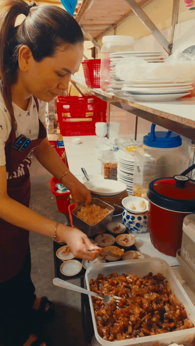 Quán bánh bèo - bánh nậm - bánh lọc 30 năm tuổi chuẩn vị Huế: Du khách thấy là thèm, người xa quê bỗng nhớ quê da diết!- Ảnh 8.