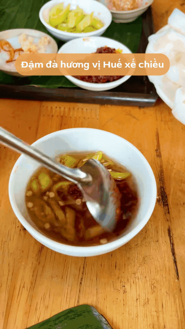 Quán bánh bèo - bánh nậm - bánh lọc 30 năm tuổi chuẩn vị Huế: Du khách thấy là thèm, người xa quê bỗng nhớ quê da diết!- Ảnh 12.