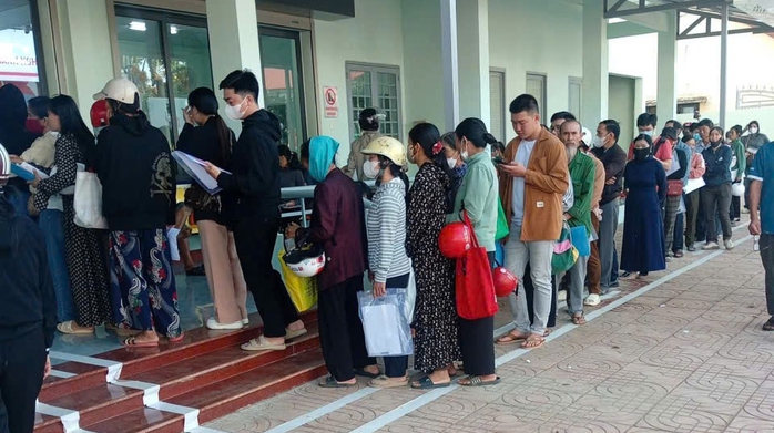Lãnh đạo xã nói gì về việc người dân đặt nón bảo hiểm"xếp hàng" làm thủ tục hành chính?- Ảnh 2.