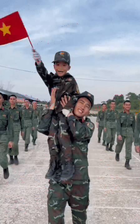 "Chiến sĩ nhí" 6 tuổi làm rạng danh khối nghỉ hè: Mùa hè ý nghĩa trong màu áo lính, được tập luyện cùng các chiến sĩ A80- Ảnh 11.