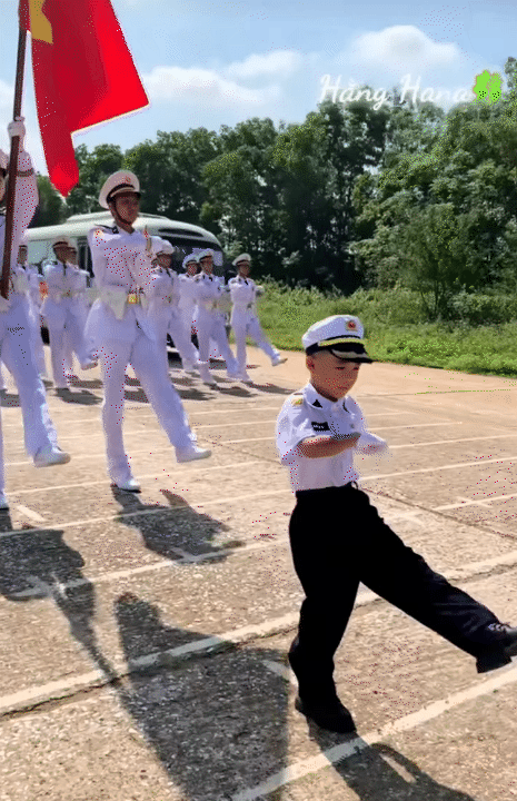 "Chiến sĩ nhí" 6 tuổi làm rạng danh khối nghỉ hè: Mùa hè ý nghĩa trong màu áo lính, được tập luyện cùng các chiến sĩ A80- Ảnh 4.