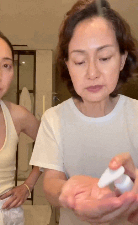 Cô nàng Hàn Quốc khoe làn da tuổi 60 của mẹ: Cách bà bôi kem và uống nước đúng là kinh nghiệm để đời- Ảnh 3.