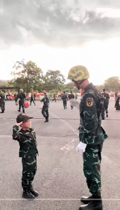 "Chiến sĩ nhí" 6 tuổi làm rạng danh khối nghỉ hè: Mùa hè ý nghĩa trong màu áo lính, được tập luyện cùng các chiến sĩ A80- Ảnh 18.