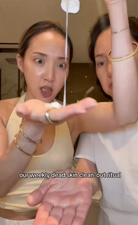Cô nàng Hàn Quốc khoe làn da tuổi 60 của mẹ: Cách bà bôi kem và uống nước đúng là kinh nghiệm để đời- Ảnh 8.